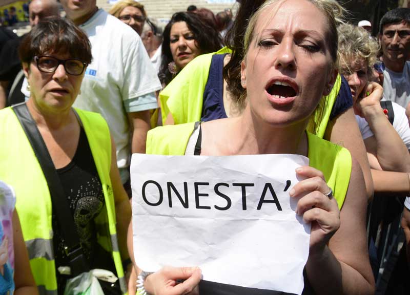 Esplode l’ira dei romani: E’ assedio al Campidoglio. Il Consiglio comunale si blinda. Il grido: “Onestà”