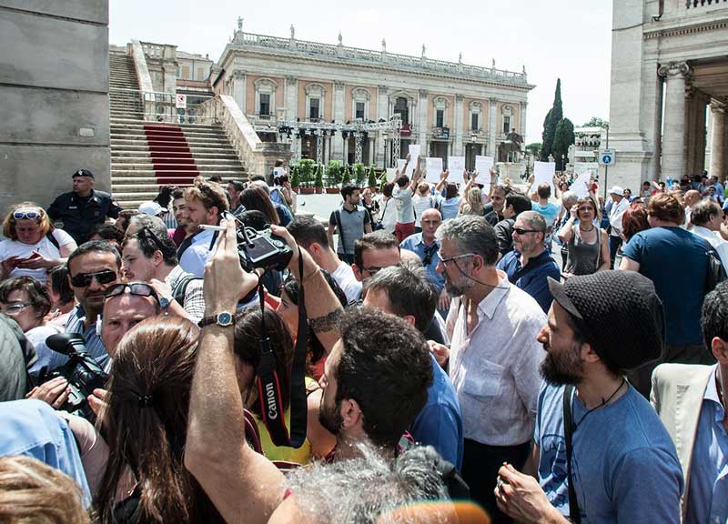 Esplode l’ira dei romani: E’ assedio al Campidoglio. Il Consiglio comunale si blinda. Il grido: “Onestà”