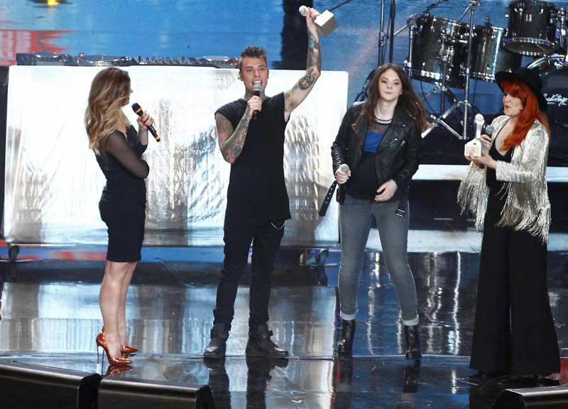 Fedez, rissa al Just Cavalli con i fan e insulti agli agenti: denunciato Fedez, rissa al Just Cavalli con i fan e insulti agli agenti: denunciato