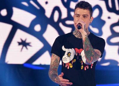 Fedez, rissa al Just Cavalli con i fan e insulti agli agenti: denunciato Fedez, rissa al Just Cavalli con i fan e insulti agli agenti: denunciato