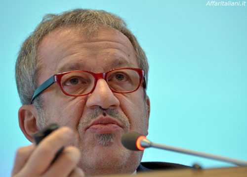 Migranti, Maroni ai prefetti: “Stop assegnazioni”. Ma nel 2011… Migranti, Maroni ai prefetti: “Stop assegnazioni”. Ma nel 2011…