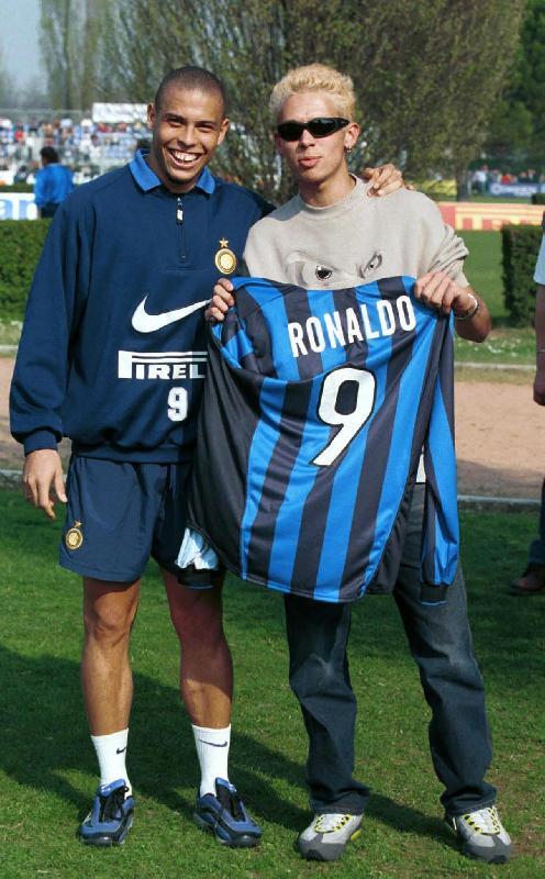 Valentino Rossi si allea con la Juventus: accordo. Tradita la sua Inter Valentino Rossi si allea con la Juventus: accordo. Tradita la sua Inter