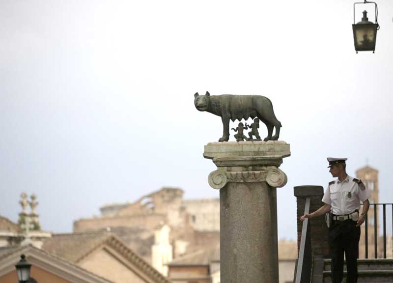 Mafia Capitale, Roma umiliata. Crozza a Marino: “Si svegli” Mafia Capitale, Roma umiliata. Crozza a Marino: “Si svegli”