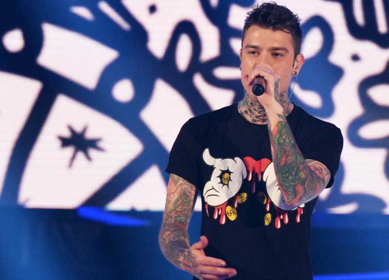 Fedez, la rete si schiera con il cantante: 80mila like per l’artista Fedez, la rete si schiera con il cantante: 80mila like per l’artista