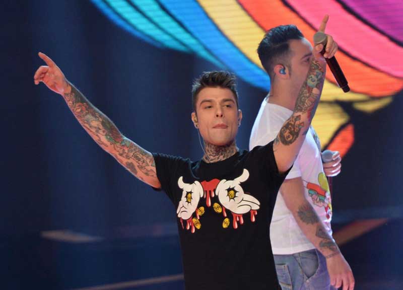 Fedez, la rete si schiera con il cantante: 80mila like per l’artista Fedez, la rete si schiera con il cantante: 80mila like per l’artista