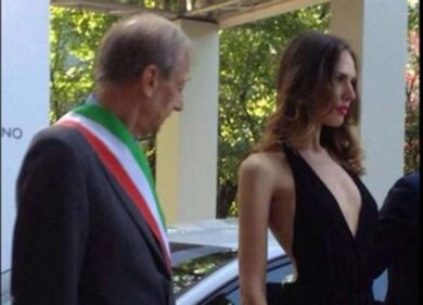 Fassino guarda il lato B della modella. LA FOTO