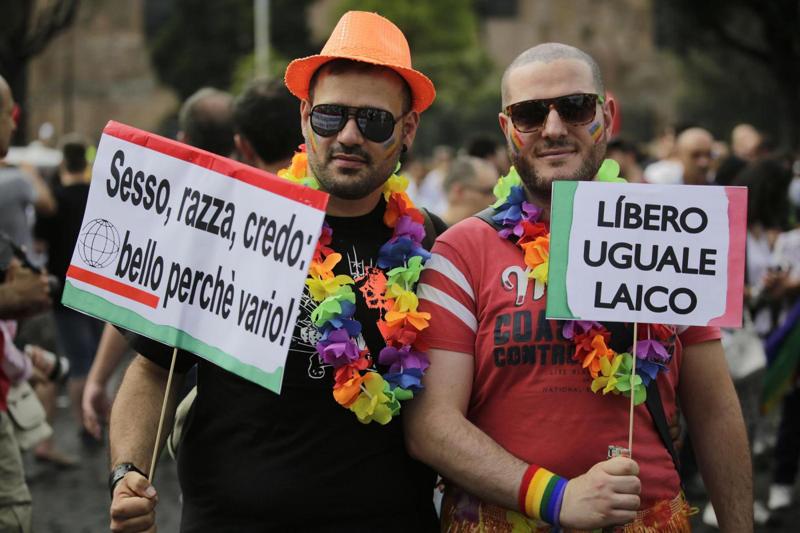 Al RomaPride la sfilata dei diritti Lgbt. FOTO Al RomaPride la sfilata dei diritti Lgbt. FOTO