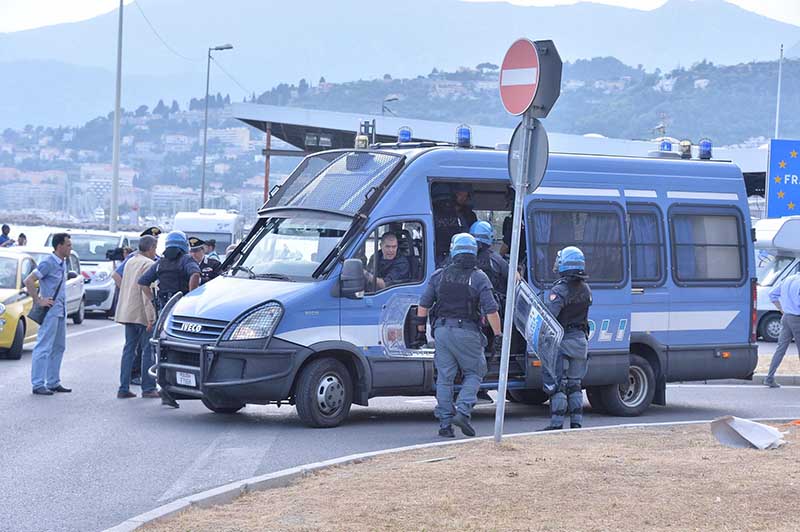 La Francia condanna l’Italia: “Immigrati non hanno diritto di passare” La Francia condanna l’Italia: “Immigrati non hanno diritto di passare”