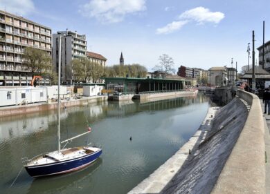 Darsena, al lavoro per ripulire i graffiti