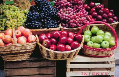 Greenpeace: “Cocktail di pesticidi nei meleti”