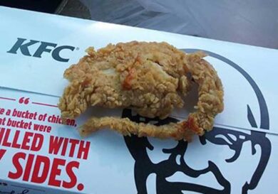 Un cliente: “Topo fritto insieme al pollo”. Kfc: “Nessuna prova”