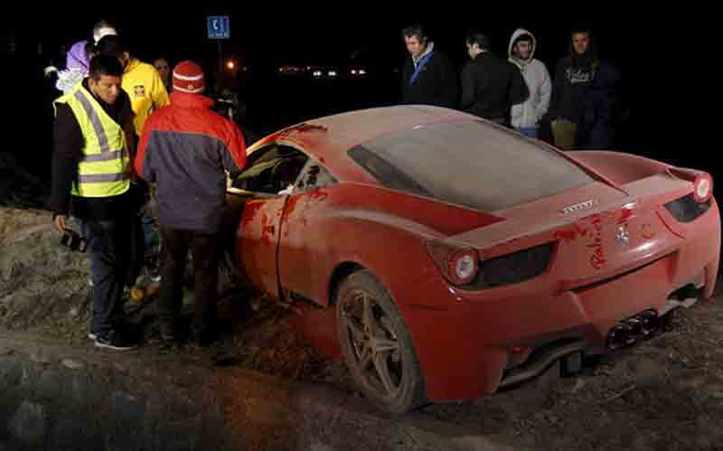 Vidal ubriaco distrugge la Ferrari. Arrestato. Le foto