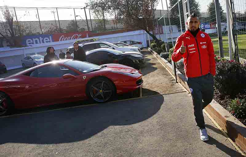Vidal ubriaco distrugge la Ferrari. Arrestato. Le foto