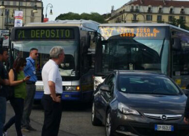 A Torino scontro tra 2 autobus. Immagini in esclusiva dell’incidente