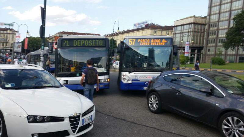 A Torino scontro tra 2 autobus. Immagini in esclusiva dell’incidente A Torino scontro tra 2 autobus. Immagini in esclusiva dell’incidente