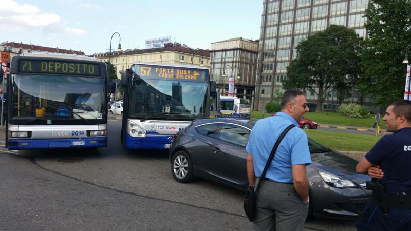 A Torino scontro tra 2 autobus. Immagini in esclusiva dell’incidente A Torino scontro tra 2 autobus. Immagini in esclusiva dell’incidente