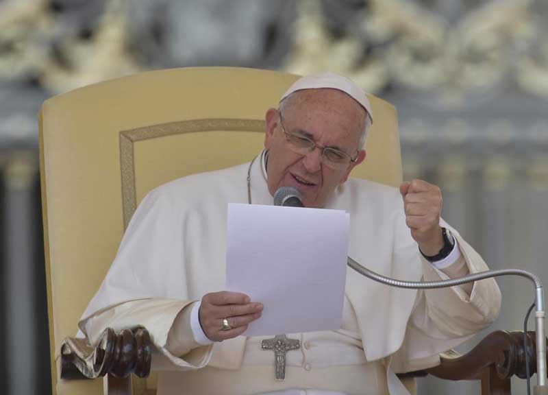 Papa Francesco ‘scomunica’ le banche: “E’ l’ora della descrescita”