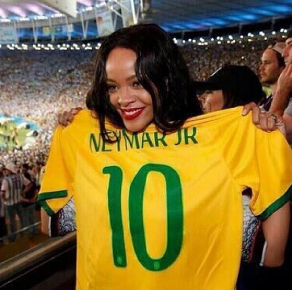 Rihanna che gol con Benzema: eccoli finalmente paparazzati assieme Rihanna che gol con Benzema: eccoli finalmente paparazzati assieme