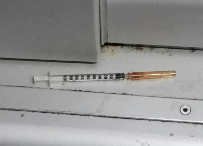 Trenord, non solo machete. Siringa a bordo. La foto e la lettera Trenord, non solo machete. Siringa a bordo. La foto e la lettera