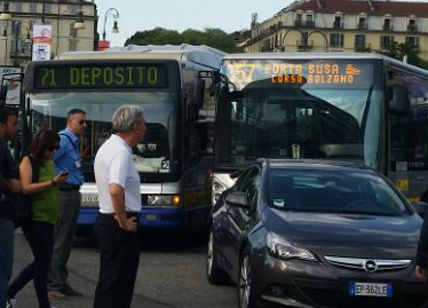 Torino, scontro tra due autobus. Le immigini in esclusiva Torino, scontro tra due autobus. Le immigini in esclusiva