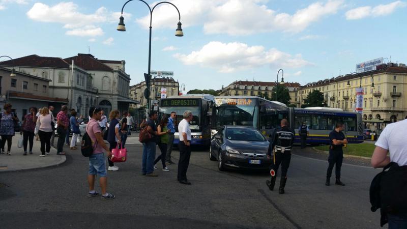 Torino, scontro tra due autobus. Le immigini in esclusiva Torino, scontro tra due autobus. Le immigini in esclusiva