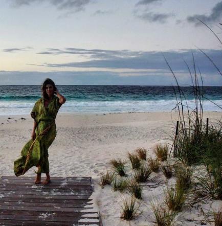 Canalis, primo bikini con pancia in vista: FOTO