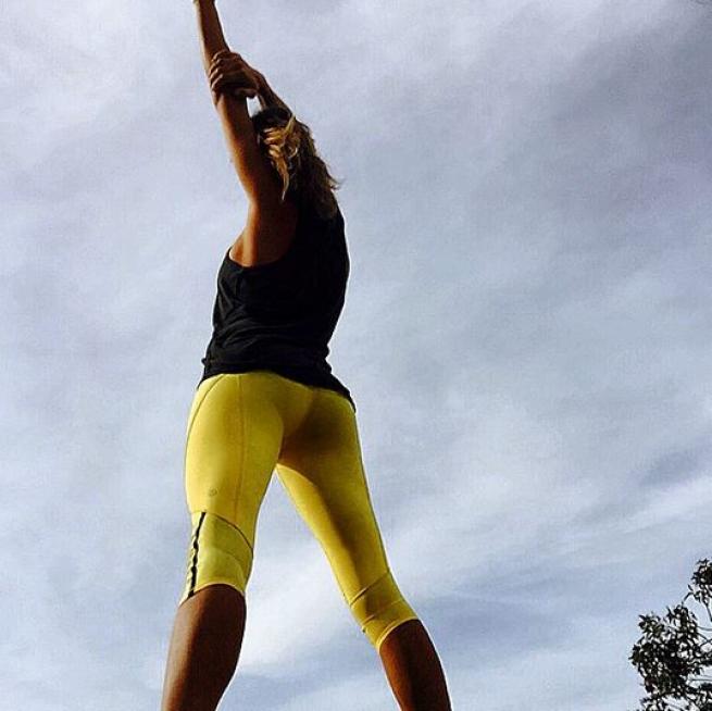 Canalis, primo bikini con pancia in vista: FOTO