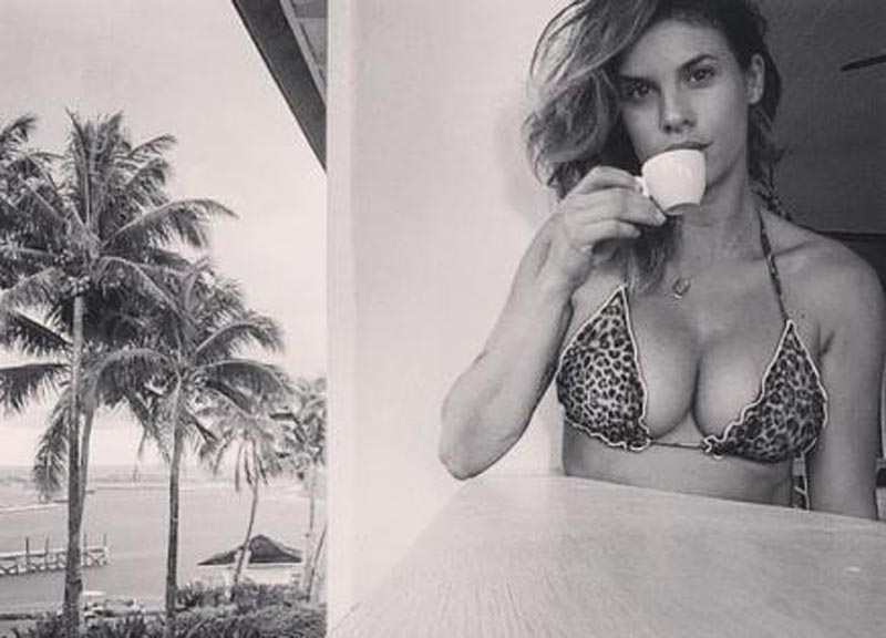 Canalis, primo bikini con pancia in vista: FOTO