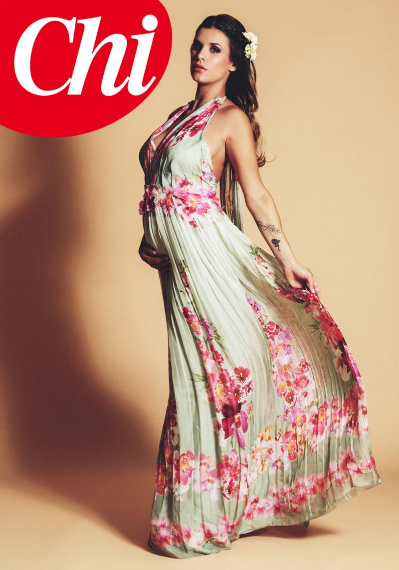 Canalis, primo bikini con pancia in vista: FOTO