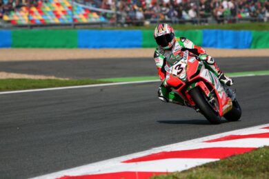 Max Biaggi torna e domina con l’Aprilia a Misano nelle Superbike