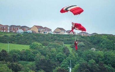 Il paracadute non si apre, salvato “al volo” dal compagno