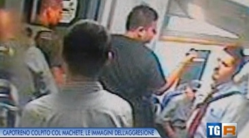 Aggressione con machete, le terribili immagini delle telecamere. FOTO