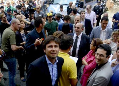 “Ignazio Marino sta per cadere” Il Cinque Stelle cerca un sindaco