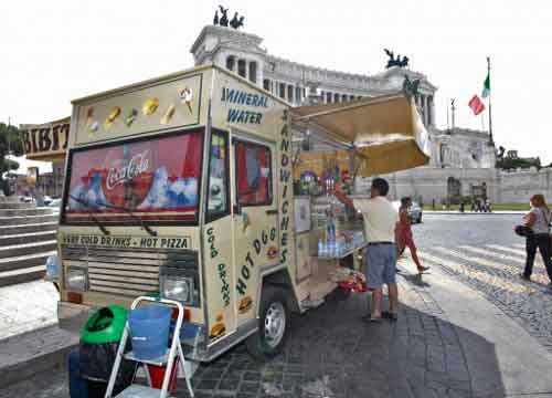 “Via dai Fori i camion bar”Sfratto ai paninari dal 10 luglio “Via dai Fori i camion bar”Sfratto ai paninari dal 10 luglio