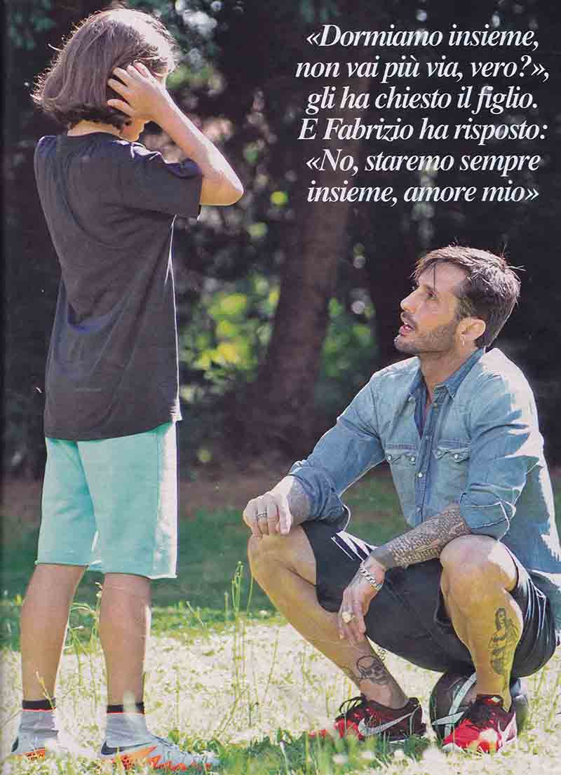 Fabrizio Corona fuori dal carcere, ecco le foto con madre e figlio