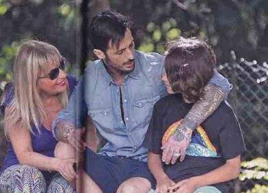 Fabrizio Corona fuori dal carcere, ecco le foto con madre e figlio