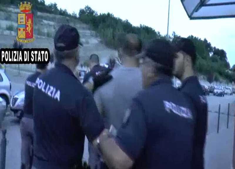 Senza pietà sulla strada come schiave. Solo da 18 a 22 anni: vendute da 4 rumeni