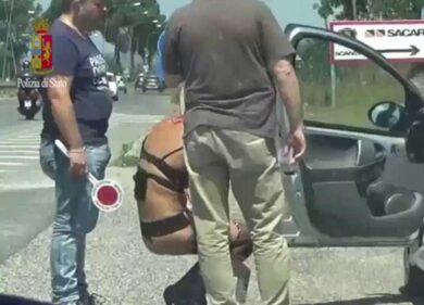 Senza pietà sulla strada come schiave. Solo da 18 a 22 anni: vendute da 4 rumeni