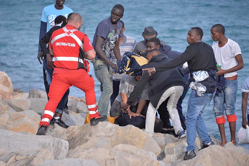 Bagnasco: “Abbracciare immigrati che arrivano disperati” Bagnasco: “Abbracciare immigrati che arrivano disperati”