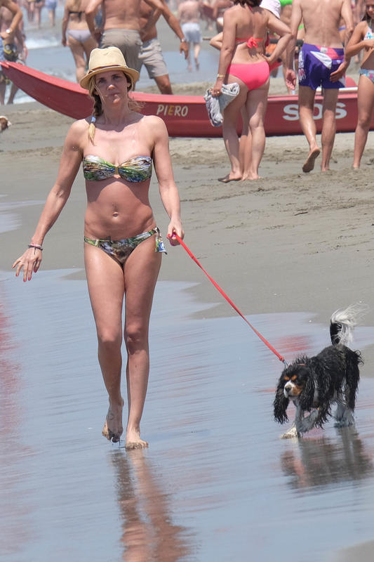 Debora Roversi, l’ex moglie di Pirlo scalda l’estate di Forte dei Marmi Debora Roversi, l’ex moglie di Pirlo scalda l’estate di Forte dei Marmi
