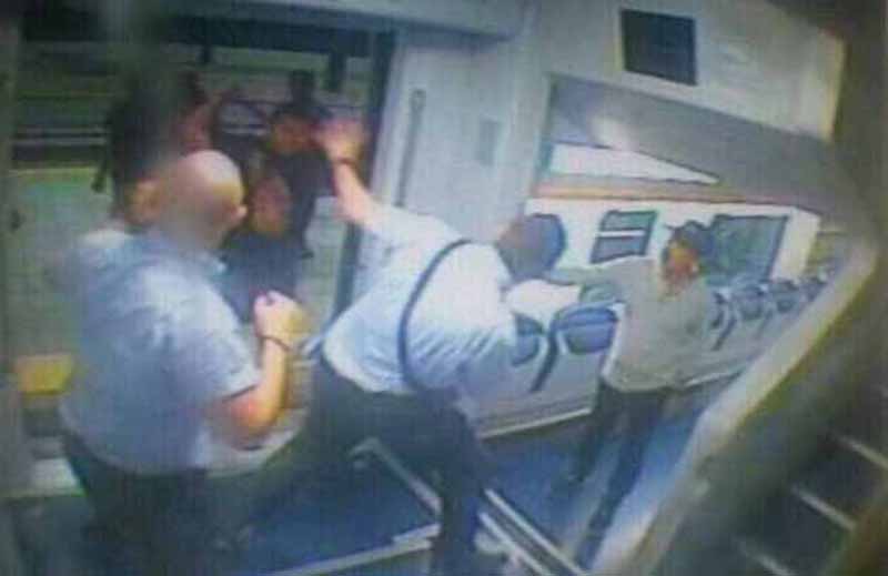 Aggressione col machete al capotreno. Ecco le immagini dell’agguato: foto Aggressione col machete al capotreno. Ecco le immagini dell’agguato: foto