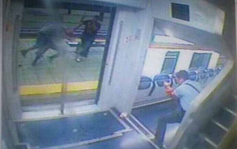 Aggressione col machete al capotreno. Ecco le immagini dell’agguato: foto Aggressione col machete al capotreno. Ecco le immagini dell’agguato: foto