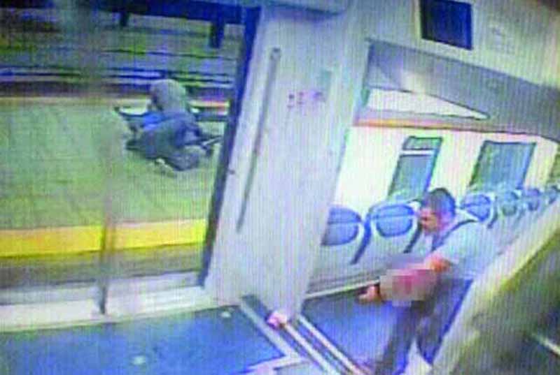 Aggressione col machete al capotreno. Ecco le immagini dell’agguato: foto Aggressione col machete al capotreno. Ecco le immagini dell’agguato: foto