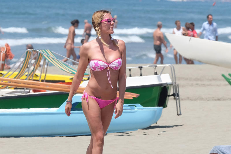 Debora Roversi, l’ex moglie di Pirlo scalda l’estate di Forte dei Marmi Debora Roversi, l’ex moglie di Pirlo scalda l’estate di Forte dei Marmi