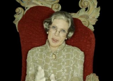 Ivana Spagna come Benjamin Button nel video di “Straight to hell”