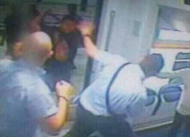 Aggressione col machete al capotreno. Ecco le immagini dell’agguato: foto Aggressione col machete al capotreno. Ecco le immagini dell’agguato: foto
