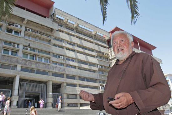 L’ira di Padre Fedele: “Sono come Gesù. Macchè stupro, un complotto contro di me”