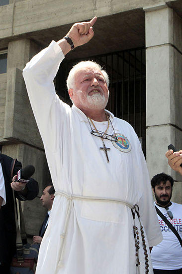 L’ira di Padre Fedele: “Sono come Gesù. Macchè stupro, un complotto contro di me”