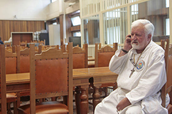 L’ira di Padre Fedele: “Sono come Gesù. Macchè stupro, un complotto contro di me”