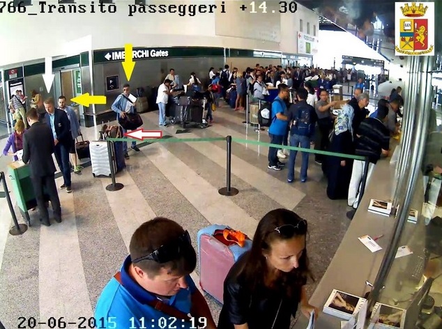 Malpensa, derubavano passeggeri distratti al check-in. FOTO Malpensa, derubavano passeggeri distratti al check-in. FOTO